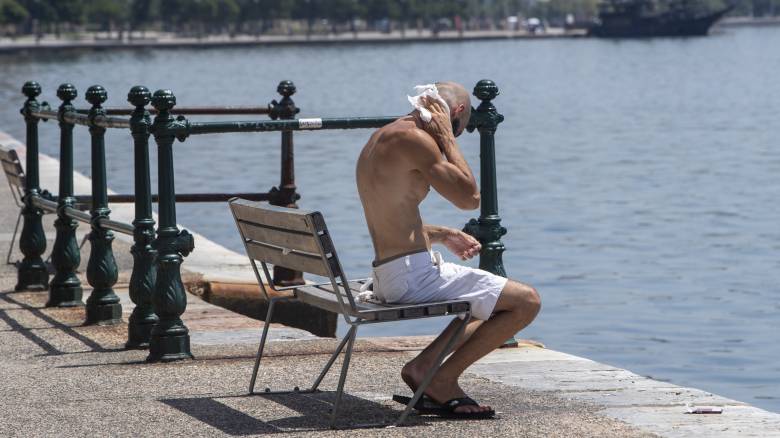 Καύσωνας Κλέων: Στις παραλίες οι Αθηναίοι - Στο «κόκκινο» ο υδράργυρος