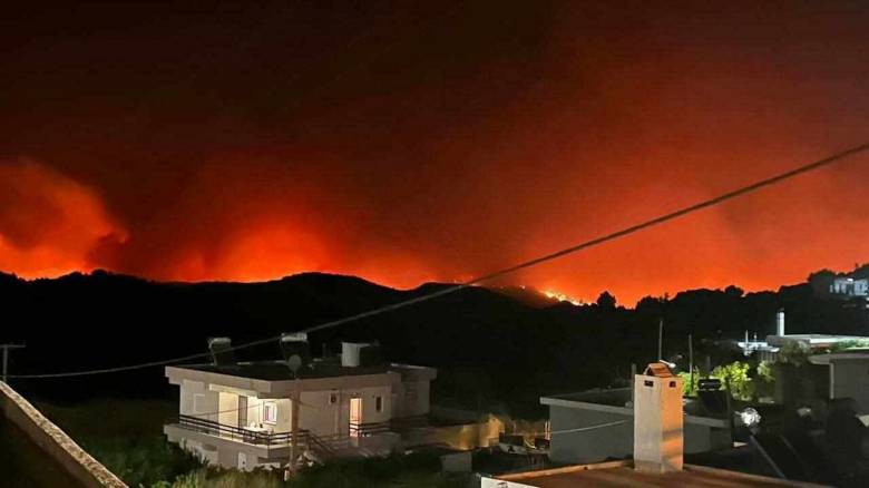 Φωτιά στη Ρόδο: Κάηκαν σπίτια, εκκενώθηκαν οικισμοί, επιχείρηση φιλοξενίας χιλιάδων απεγκλωβισμένων