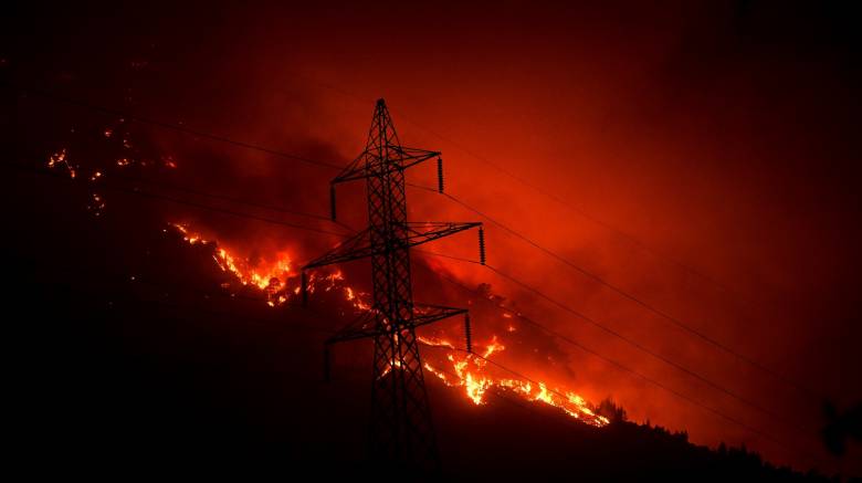 Φωτιά στην Αιγιαλεία: Εκκενώνεται ο οικισμός Τράπεζα