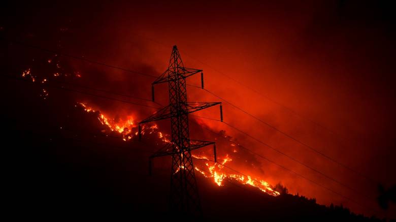 Φωτιά στην Αιγιαλεία: Εκκενώνεται ο οικισμός Τράπεζα