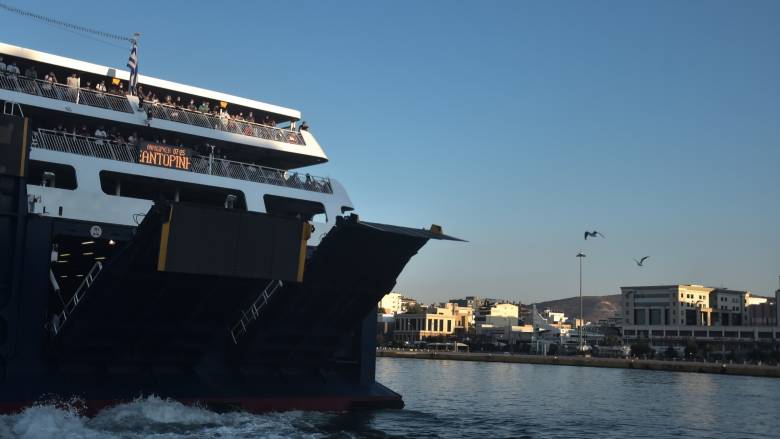 Βλάβη στο πλοίο «Blue Galaxy» - Επιστρέφει στον Πειραιά με 506 επιβάτες