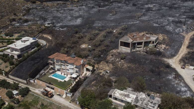 Φωτιά στη Λαμία: Συγκλονιστικές εικόνες της καταστροφής