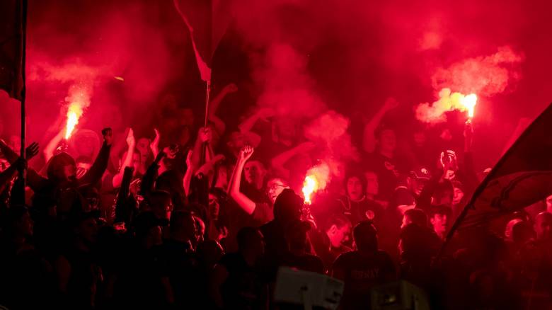 Ταξιδεύουν και τρομοκρατούν: Ποιοι είναι οι ακροδεξιοί χούλιγκαν της Ντιναμό «Bad Blue Boys»