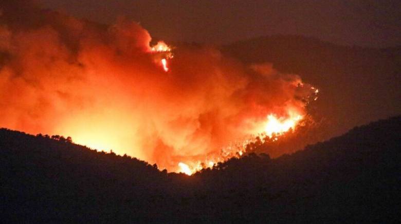 Νύχτα αγωνίας για την Πάρνηθα - Ανεξέλεγκτο το πύρινο μέτωπο