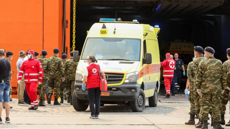 Φωτιά στην Αλεξανδρούπολη: Έφτασε στην Καβάλα με 26 ασθενείς το «Αδαμάντιος Κοραής»