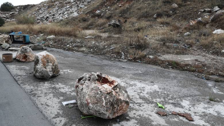 Κατολίσθηση στην λεωφόρο Σχιστού - Διακοπή κυκλοφορίας στο σημείο