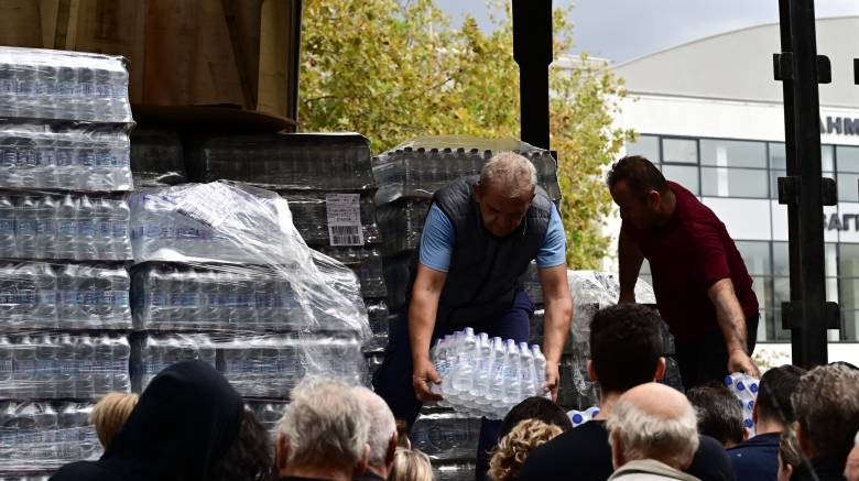 Ουρές έξω από το δημαρχείο του Βόλου από πολίτες για εμφιαλωμένο νερό