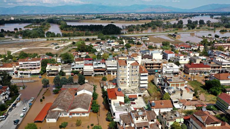 Αρτοποιός: Στα 2,5 μέτρα τα νερά στα προάστια της Λάρισας - Συνεχείς απεγκλωβισμοί