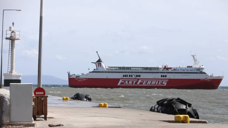 Παραμένει στη Ραφήνα το Fast Ferries Andros - Στο Λαύριο καταπλέουν τα επιβατηγά πλοία