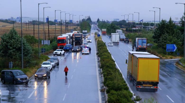 Διακοπή κυκλοφορίας στην Εθνική Αθηνών - Θεσσαλονίκης λόγω αυξημένου όγκου υδάτων