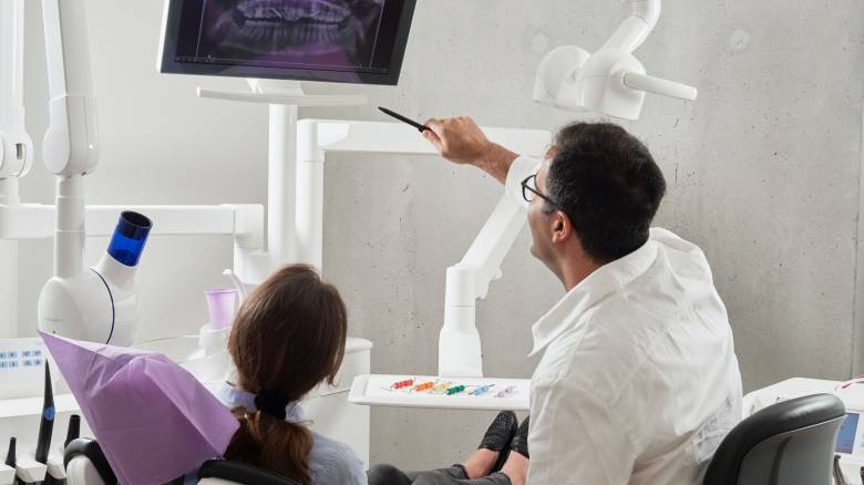 Στον Εισαγγελέα ο δήθεν οδοντίατρος από την Ηλιούπολη - Έρευνα για τη δράση του