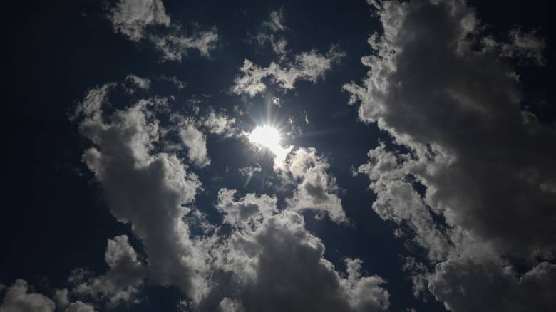 Καιρός σήμερα: Πέφτει ο υδράργυρος - Πού αναμένονται βροχές και καταιγίδες