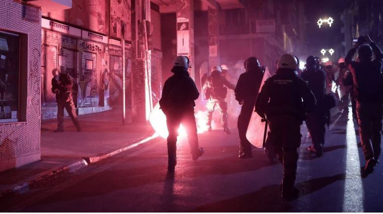 Έντεκα συλλήψεις για τα επεισόδια με μολότοφ και πέτρες στα Εξάρχεια