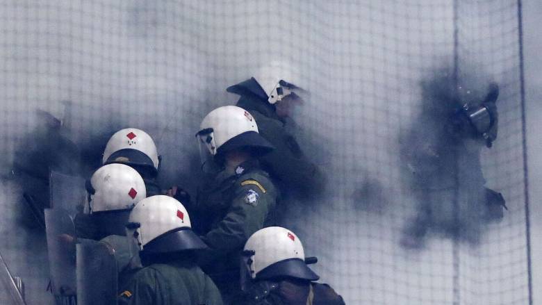 Ρέντη: Ακρωτηρίασαν το ένα πόδι του αστυνομικού που τραυματίστηκε από φωτοβολίδα