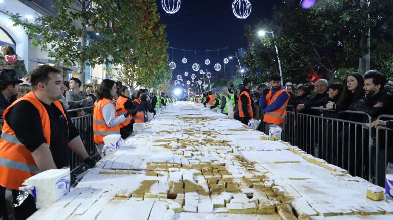 Βασιλόπιτα για Γκίνες στο Περιστέρι - Ζυγίζει 9 τόνους και μοιράστηκε σε 65 χιλιάδες κομμάτια