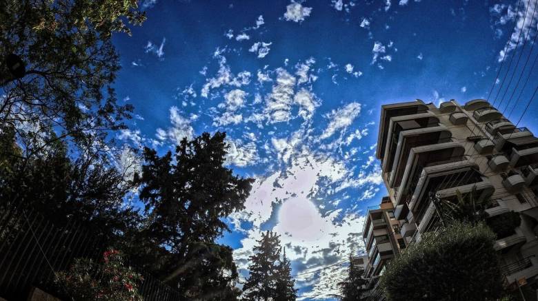 Kαιρός: Νεφώσεις, τοπικές βροχές και σχετικά υψηλές θερμοκρασίες