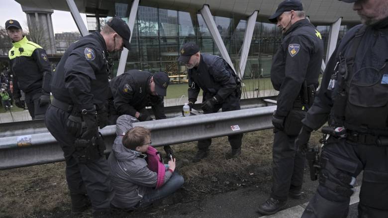 Ολλανδία: Σοβαρά επεισόδια σε αρκετές πόλεις - 200 συλλήψεις