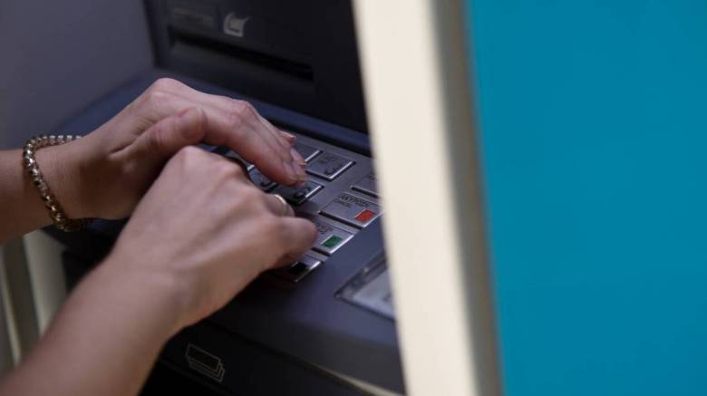 Λάρισα: Γυναίκα βρήκε... μαγκωμένα χρήματα σε ΑΤΜ - Η κίνησή της έγινε viral