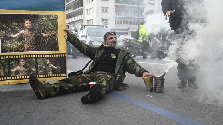 Διαδηλώνουν στο Σύνταγμα οι μελισσοκόμοι - Σήμερα οι αποφάσεις των αγροτών