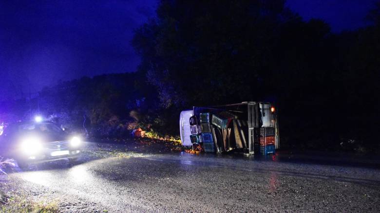 Πέλλα: Σοκαριστικό τροχαίο στην Αριδαία - Αυτοκίνητο κόπηκε στα δύο - Τέσσερις τραυματίες