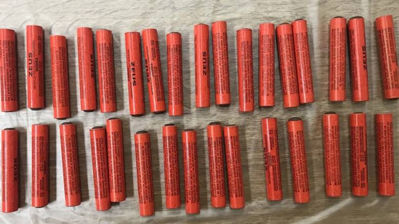 Πάνω από πέντε κιλά εκρηκτική ύλη και εκατοντάδες κροτίδες σε Μεσολόγγι και Πύργο - Τρεις συλλήψεις