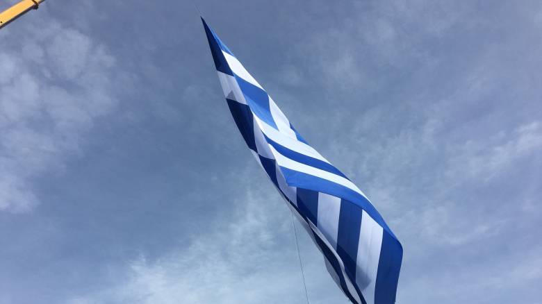 Ρόδος: Χειροπέδες σε Δανή που κατέβασε την ελληνική σημαία και χτύπησε αστυνομικό