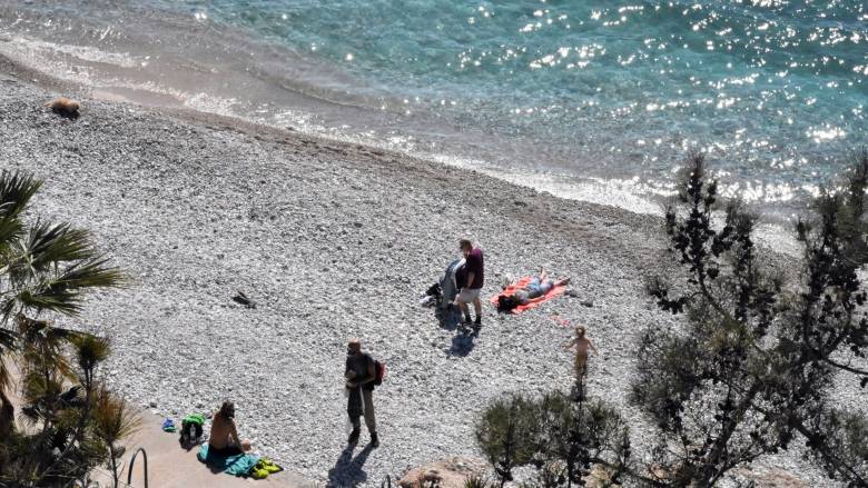 Καιρός: Πρόωρο καλοκαίρι - Τα 30αρια οδηγούν στις παραλίες το Σαββατοκύριακο