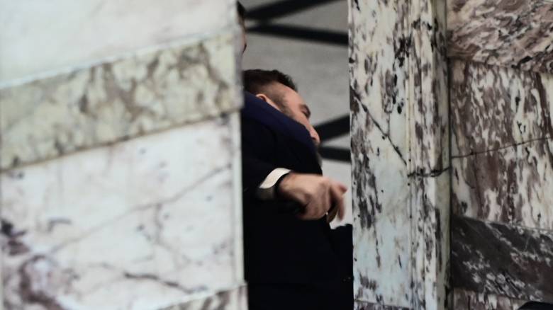 Καρέ - καρέ η επίθεση πρώην βουλευτή των Σπαρτιατών με γροθιές σε βουλευτή της Ελληνικής Λύσης