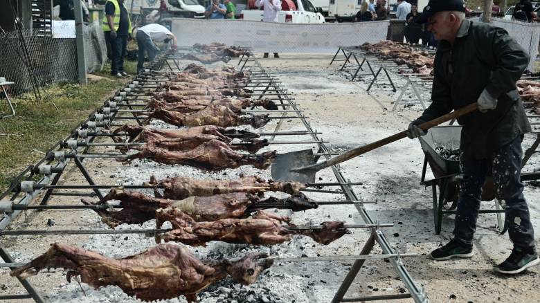 Το ελπιδοφόρο μήνυμα της Ανάστασης κατέκλυσε τη χώρα - Με λιακάδα το ψήσιμο του οβελία