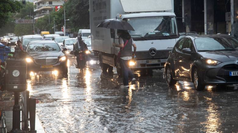 Ισχυρή καταιγίδα και χαλάζι στη Θεσσαλονίκη: Ποτάμια οι δρόμοι, προβλήματα στην κυκλοφορία