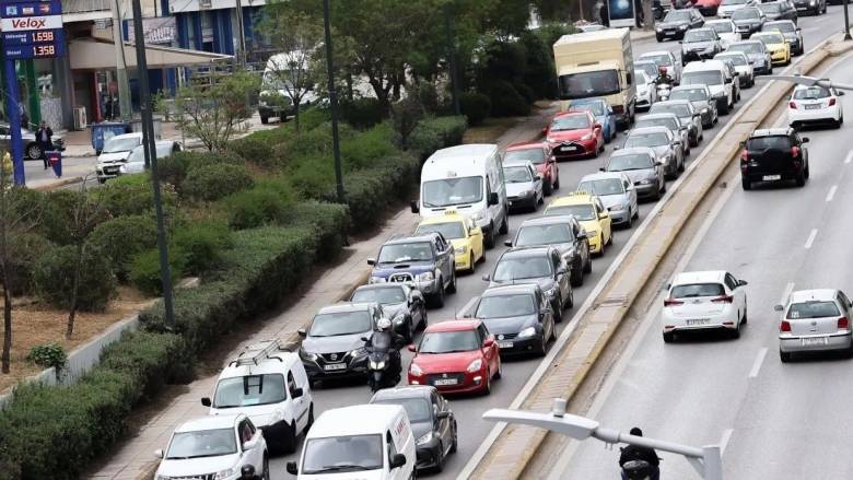 Φωτιά σε όχημα στον Κηφισό - Με δυσκολία η κυκλοφορία