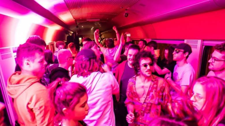 Techno Train: Ένα club που ταξιδεύει πάνω σε ράγες στη Γερμανία