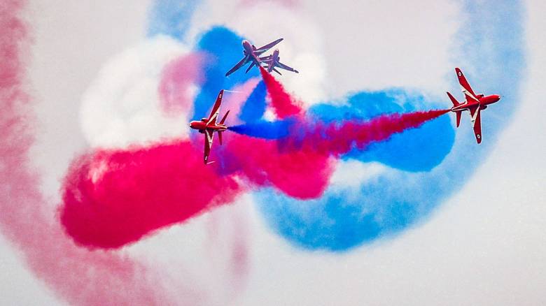 Εντυπωσιακή επίδειξη των Red Arrows στο Φλοίσβο παρουσία πλήθους κόσμου