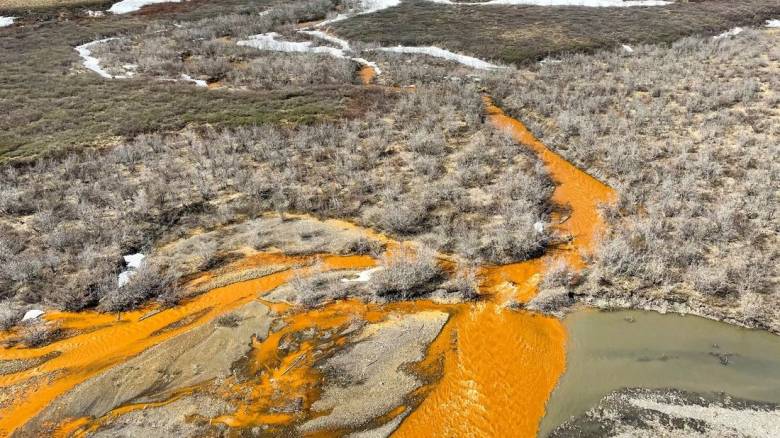 Πώς η κλιματική αλλαγή κάνει τα ποτάμια της Αλάσκας πορτοκαλί