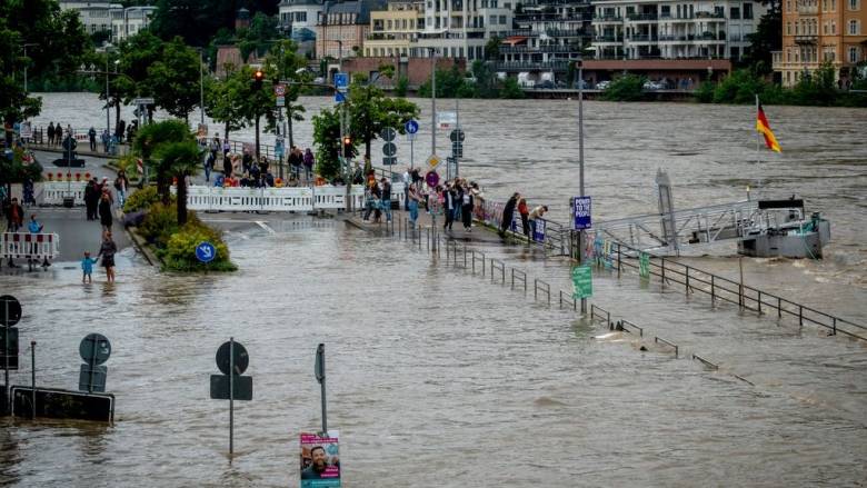 DW για πολιτικές κόντρες στη Γερμανία: Ποιος πληρώνει για τις ζημιές από τις πλημμύρες