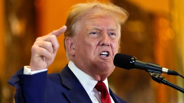 Η Τζόρτζια αναστέλλει την ποινική διαδικασία εναντίον του Τραμπ