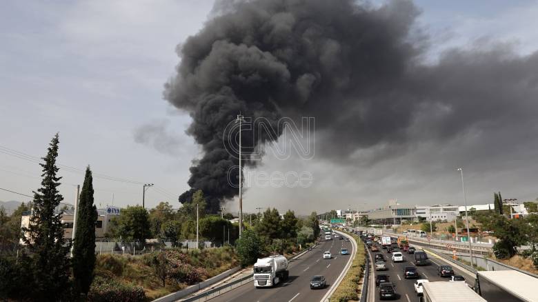 Φωτιά στην Κηφισιά: Αυτό είναι το εργοστάσιο που παραδόθηκε στις φλόγες