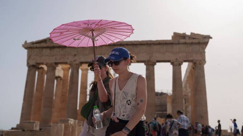 Κορυφώνεται το κύμα καύσωνα που «σαρώνει» τη χώρα - Έρχεται νέο «ρεκόρ» θερμοκρασιών