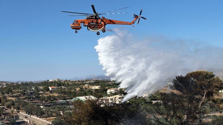 Φωτιά σε χορτολιβαδική έκταση στο Κορωπί - Επιχειρούν και εναέρια μέσα