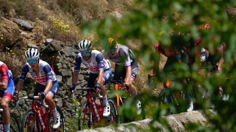 Ποδηλάτης φίλησε την σύζυγό του κατά τη διάρκεια αγώνα και εισέπραξε... πρόστιμο