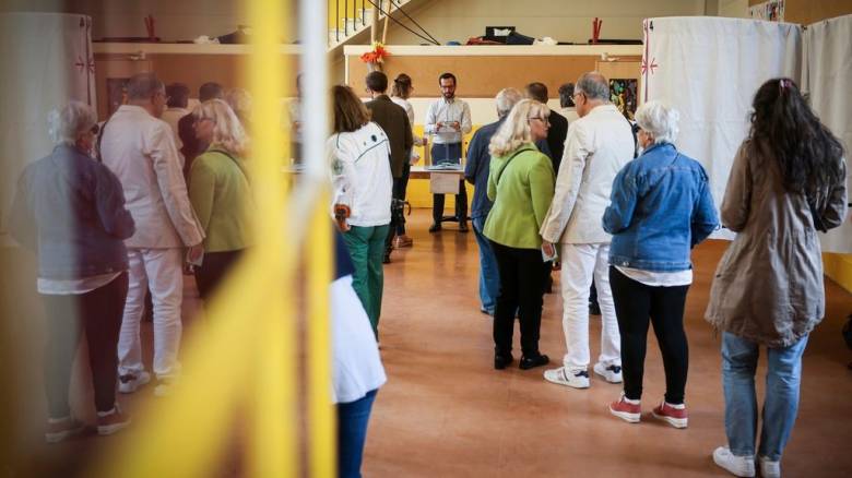 Στις κάλπες η Γαλλία: Ρεκόρ συμμετοχής από το 1981 με 59,71%