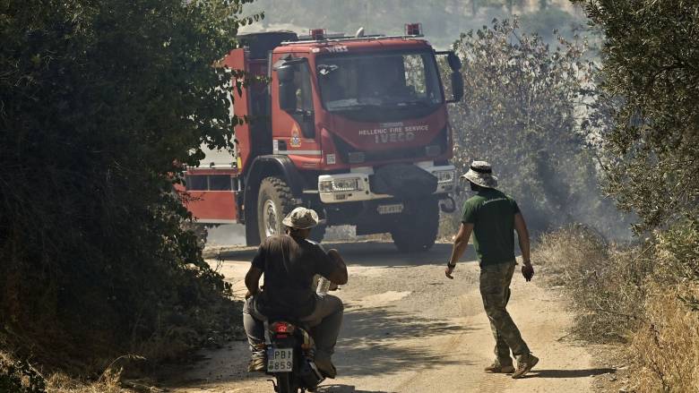 Φωτιά στο Σοφικό Kορινθίας: Ενισχύoνται οι δυνάμεις - Στο νοσοκομείο πυροσβέστης