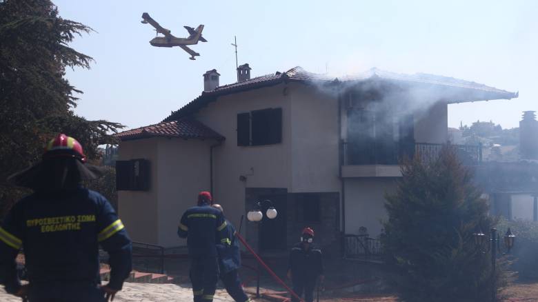 Θεσσαλονίκη: Από έκρηξη μετασχηματιστή εκτιμάται πως ξεκίνησε η φωτιά στον Τρίλοφο