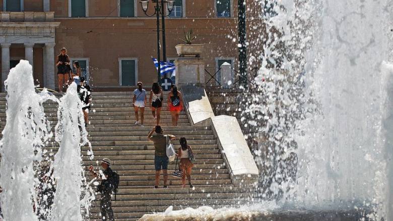 Καιρός: Επιμένει ο καύσωνας - Στους 42 βαθμούς ο υδράργυρος με μπόρες στα ορεινά