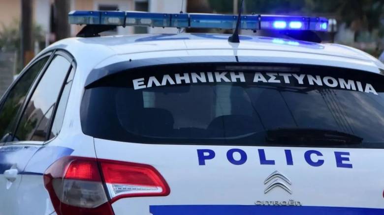 Καβάλα: Αυτοκίνητο «προσγειώθηκε» σε αυλή σπιτιού - Απίστευτες εικόνες