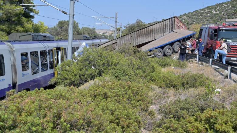 Συνελήφθη ο οδηγός του φορτηγού που συγκρούστηκε με τρένο στην Αυλίδα