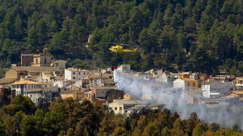 Μαίνονται οι τεράστιες πυρκαγιές στην Ισπανία εν μέσω ισχυρού καύσωνα