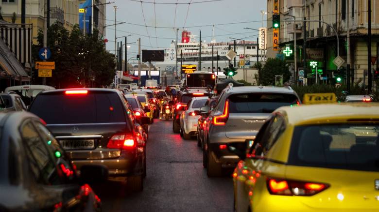 Μποτιλιάρισμα από Φάληρο έως Πειραιά - Χωρίς προβλήματα το υπόλοιπο λεκανοπέδιο