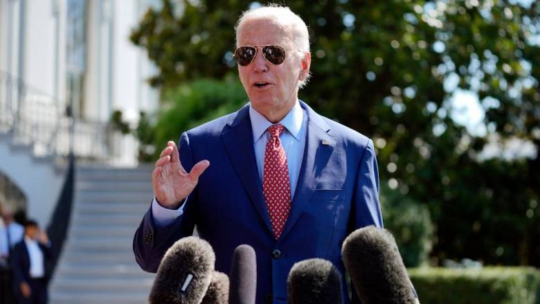 Ο Μπάιντεν φόρεσε καπέλο υπέρ του Τραμπ - Πώς το σχολίασε ο Λευκός Οίκος