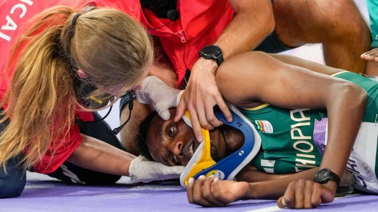 Ολυμπιακοί Αγώνες: Σοκ από την κατάρρευση αθλητή του στίβου ύστερα από χτύπημα στο κεφάλι
